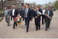 Представители азербайджанской диаспоры 10 мая 2011 года собрались у подножия памятника, чтобы почтить память великого политика и экс-президента Азербайджанской Республики Гейдара Алиева. 10 мая 2011 г.